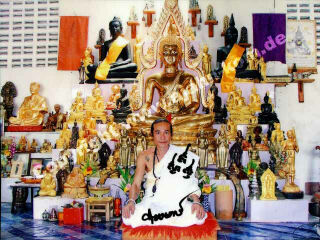 https://www.thai-amulet.com/images/categories/Ajahn_Kom_Foto_mit_Widmung-60.jpg