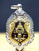 https://www.thai-amulet.com/images/categories/Ajahn_Kom_Rahoo_Om_Dschan_in_Silberfassung-103.jpg